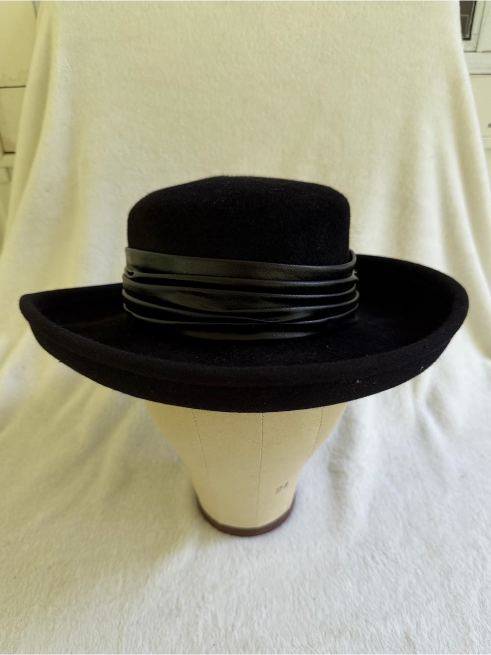 Vintage Plaza Suite by Betmar 100% Wool Felt Black Hat Unattached Feather Small*